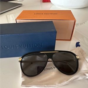 Louis Vuitton Blackwood, black and gold sunglasses